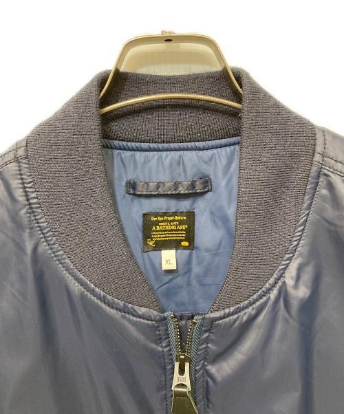 A BATHING APE（ア ベイシング エイプ）A BATHING APE (ア ベイシング エイプ) Logo Printed MA-1 Jacket ネイビー サイズ:SIZE XLの古着・服飾アイテム