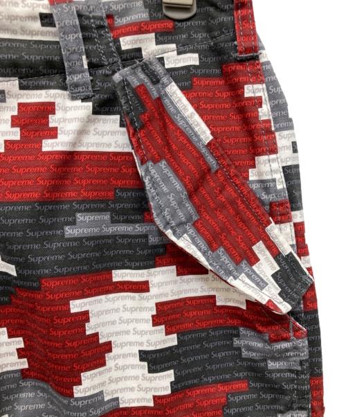 SUPREME（シュプリーム）Supreme (シュプリーム) ロゴカモフラカーゴパンツ グレー×レッド×ホワイト サイズ:32の古着・服飾アイテム