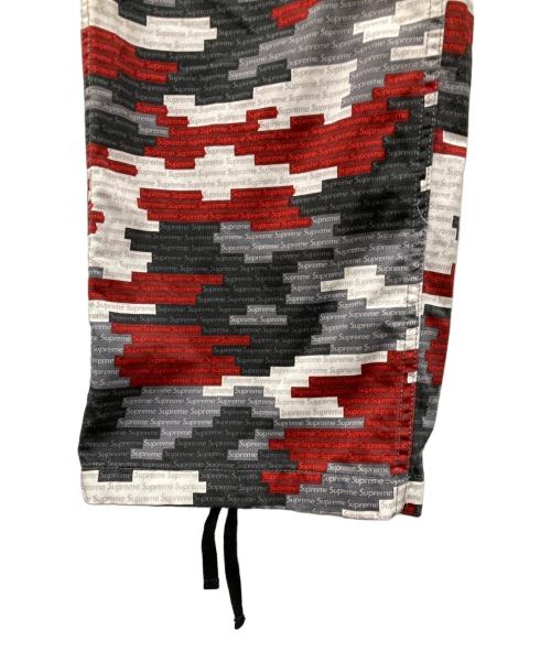 SUPREME（シュプリーム）Supreme (シュプリーム) ロゴカモフラカーゴパンツ グレー×レッド×ホワイト サイズ:32の古着・服飾アイテム