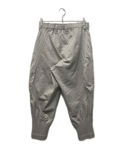 A-POC ABLE ISSEY MIYAKE（エイポック エイブル イッセイ ミヤケ）A-POC ABLE ISSEY MIYAKE (エイポック エイブル イッセイ ミヤケ) TYPE-S 001 クロップドパンツ グレー サイズ:3の古着・服飾アイテム