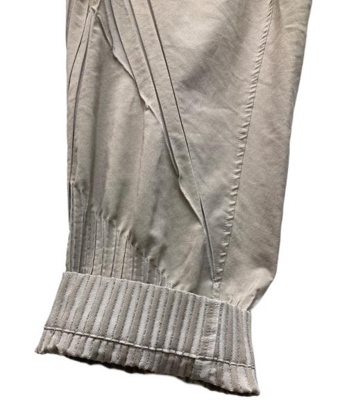 A-POC ABLE ISSEY MIYAKE（エイポック エイブル イッセイ ミヤケ）A-POC ABLE ISSEY MIYAKE (エイポック エイブル イッセイ ミヤケ) TYPE-S 001 クロップドパンツ グレー サイズ:3の古着・服飾アイテム