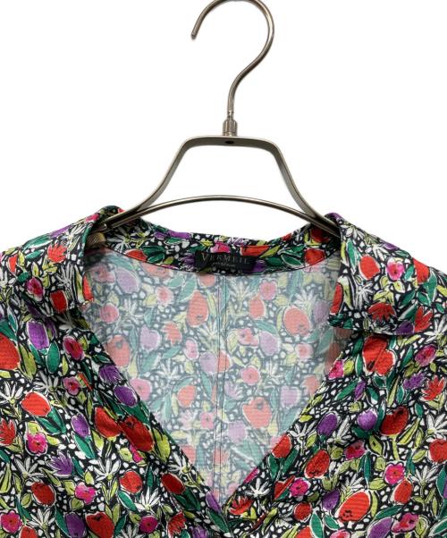 VERMEIL par iena（ヴェルメイユ パー イエナ）VERMEIL par iena (ヴェルメイユ パー イエナ) フラワープリントブラウス グリーン×レッド サイズ:free 未使用品の古着・服飾アイテム