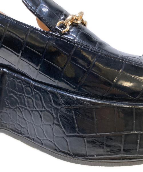 GANNI（ガニー）Ganni (ガニー) Patent Croco Butterfly Chain Platform Loafers ブラック サイズ:38の古着・服飾アイテム