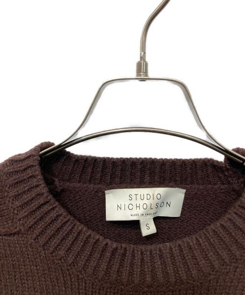 STUDIO NICHOLSON（スタジオ ニコルソン）STUDIO NICHOLSON (スタジオ ニコルソン) HEMYL ENGLISH LAMBSWOOL クルーネックニット ブラウン サイズ:Sの古着・服飾アイテム