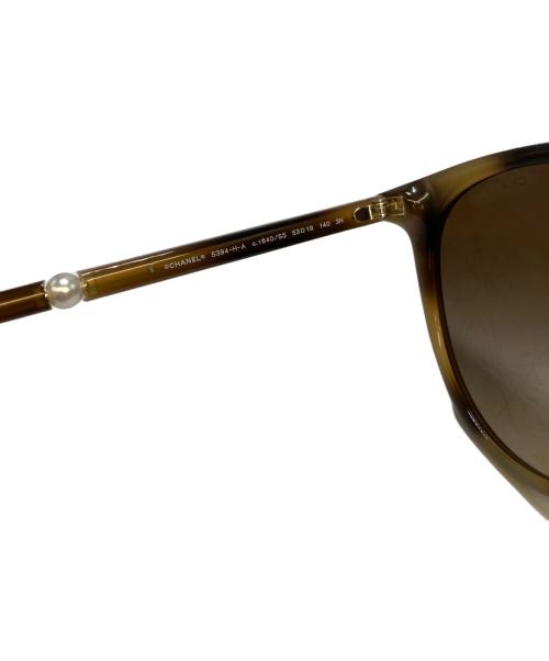 CHANEL（シャネル）CHANEL (シャネル) フェイクパールサングラス ブラウン サイズ:53□19-140の古着・服飾アイテム