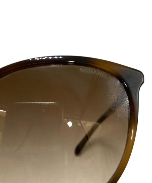 CHANEL（シャネル）CHANEL (シャネル) フェイクパールサングラス ブラウン サイズ:53□19-140の古着・服飾アイテム