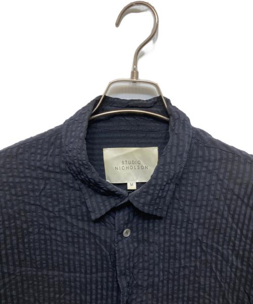 STUDIO NICHOLSON（スタジオ ニコルソン）STUDIO NICHOLSON (スタジオ ニコルソン) シアサッカーストライプシャツ ネイビー サイズ:Ⅿの古着・服飾アイテム