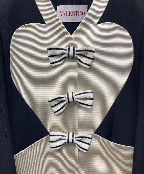 VALENTINO（ヴァレンティノ）VALENTINO (ヴァレンティノ) エンブロイダリー＆ボウジャケット ホワイト×ブラック サイズ:44の古着・服飾アイテム
