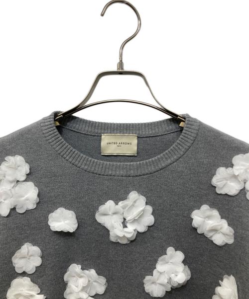 UNITED ARROWS（ユナイテッドアローズ）UNITED ARROWS (ユナイテッドアローズ) 3D フラワーモチーフ ロングスリーブ ニット グレー サイズ:Freeの古着・服飾アイテム