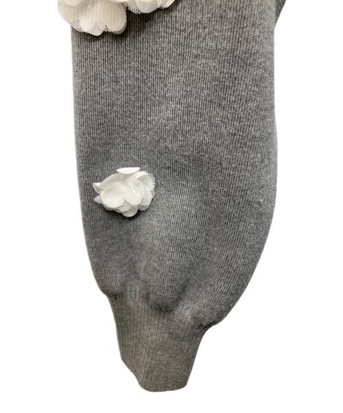 UNITED ARROWS（ユナイテッドアローズ）UNITED ARROWS (ユナイテッドアローズ) 3D フラワーモチーフ ロングスリーブ ニット グレー サイズ:Freeの古着・服飾アイテム