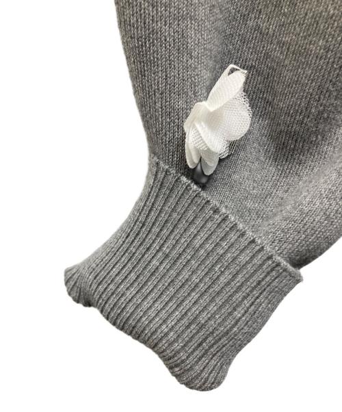 UNITED ARROWS（ユナイテッドアローズ）UNITED ARROWS (ユナイテッドアローズ) 3D フラワーモチーフ ロングスリーブ ニット グレー サイズ:Freeの古着・服飾アイテム
