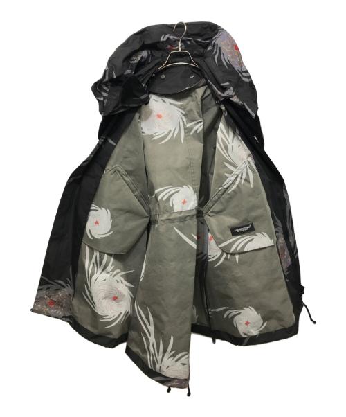 UNDERCOVER（アンダーカバー）UNDERCOVER (アンダーカバー) 転写ウェザーフード付ノーカラーショートモッズコート ブラック サイズ:2の古着・服飾アイテム