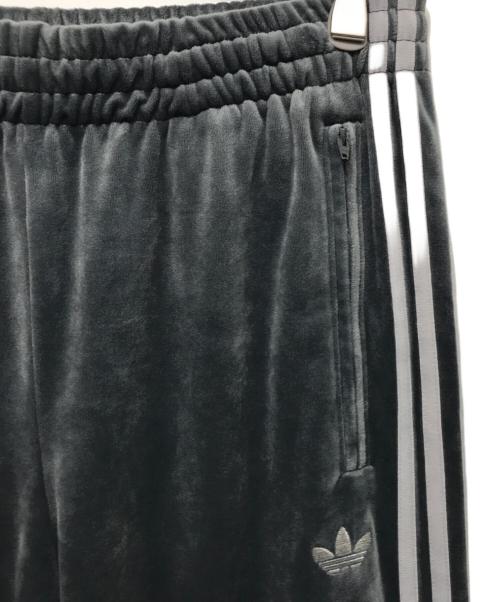 adidas（アディダス）adidas (アディダス) ファイヤーバードベロアトラックパンツ グレー サイズ:L 未使用品の古着・服飾アイテム
