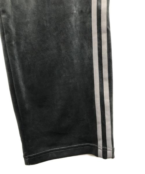 adidas（アディダス）adidas (アディダス) ファイヤーバードベロアトラックパンツ グレー サイズ:L 未使用品の古着・服飾アイテム