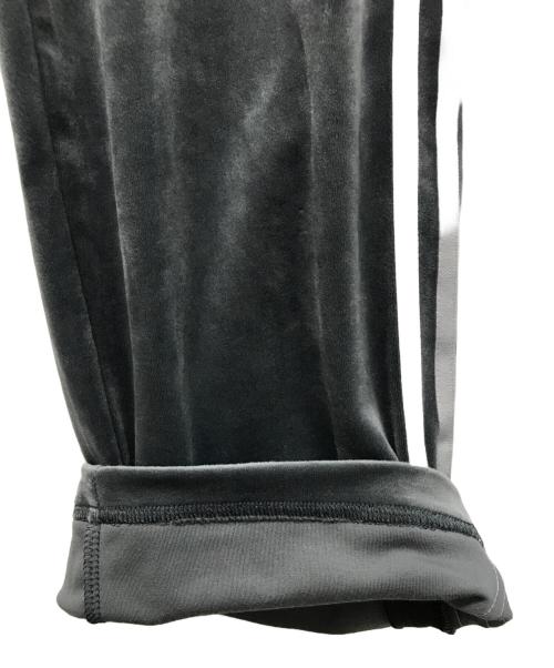 adidas（アディダス）adidas (アディダス) ファイヤーバードベロアトラックパンツ グレー サイズ:L 未使用品の古着・服飾アイテム