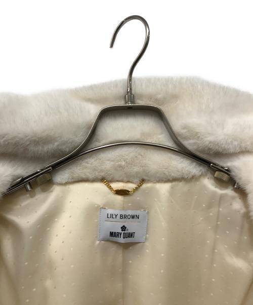 Lily Brown（リリーブラウン）Lily Brown (リリーブラウン) MARY QUANT (マリークヮント) ビジューボタンミドルファーコート ホワイト サイズ:FREEの古着・服飾アイテム