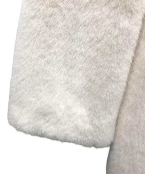 Lily Brown（リリーブラウン）Lily Brown (リリーブラウン) MARY QUANT (マリークヮント) ビジューボタンミドルファーコート ホワイト サイズ:FREEの古着・服飾アイテム