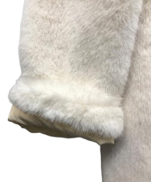 Lily Brown（リリーブラウン）Lily Brown (リリーブラウン) MARY QUANT (マリークヮント) ビジューボタンミドルファーコート ホワイト サイズ:FREEの古着・服飾アイテム