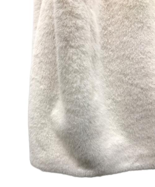 Lily Brown（リリーブラウン）Lily Brown (リリーブラウン) MARY QUANT (マリークヮント) ビジューボタンミドルファーコート ホワイト サイズ:FREEの古着・服飾アイテム