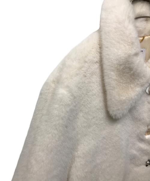 Lily Brown（リリーブラウン）Lily Brown (リリーブラウン) MARY QUANT (マリークヮント) ビジューボタンミドルファーコート ホワイト サイズ:FREEの古着・服飾アイテム