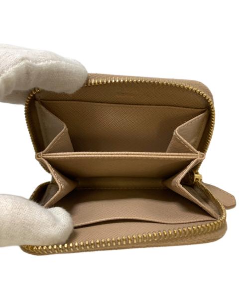 PRADA（プラダ）PRADA (プラダ) サフィアーノレザーコンパクトウォレット ベージュの古着・服飾アイテム