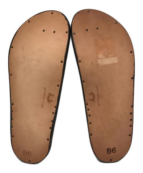 JUTTA NEUMANN（ユッタニューマン）JUTTA NEUMANN (ユッタニューマン) レザートングサンダル ブラック×レッド サイズ:B6の古着・服飾アイテム