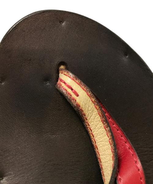 JUTTA NEUMANN（ユッタニューマン）JUTTA NEUMANN (ユッタニューマン) レザートングサンダル ブラック×レッド サイズ:B6の古着・服飾アイテム