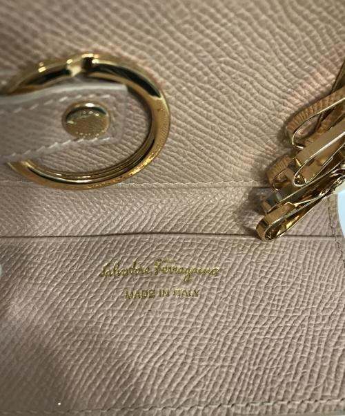 Salvatore Ferragamo（サルヴァトーレ フェラガモ）Salvatore Ferragamo (サルヴァトーレ フェラガモ) ヴァラリボン キーケース ピンクの古着・服飾アイテム