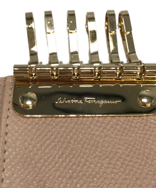 Salvatore Ferragamo（サルヴァトーレ フェラガモ）Salvatore Ferragamo (サルヴァトーレ フェラガモ) ヴァラリボン キーケース ピンクの古着・服飾アイテム