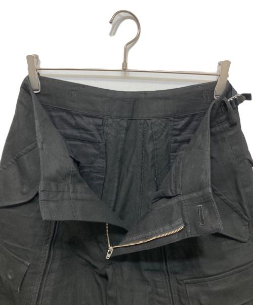 NVRFRGT（ネヴァーフォーゲット）NVRFRGT (ネヴァーフォーゲット) CENTER SEAM CURVED 3D CARGO PANTS ブラック サイズ:SIZE 1の古着・服飾アイテム