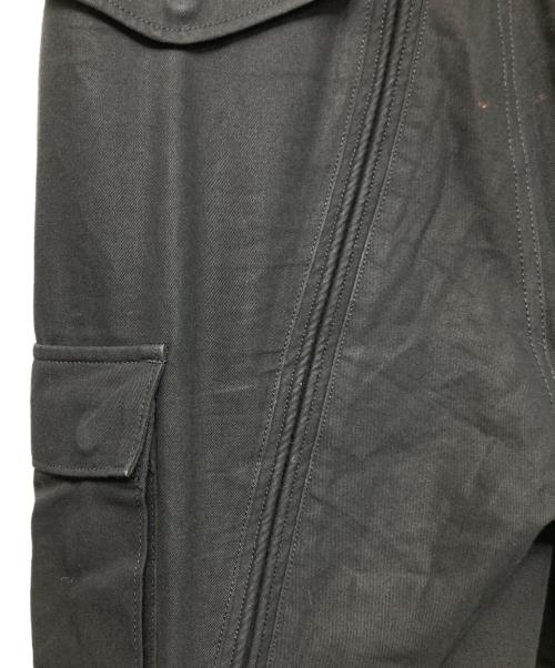 NVRFRGT（ネヴァーフォーゲット）NVRFRGT (ネヴァーフォーゲット) CENTER SEAM CURVED 3D CARGO PANTS ブラック サイズ:SIZE 1の古着・服飾アイテム