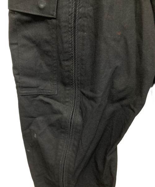 NVRFRGT（ネヴァーフォーゲット）NVRFRGT (ネヴァーフォーゲット) CENTER SEAM CURVED 3D CARGO PANTS ブラック サイズ:SIZE 1の古着・服飾アイテム