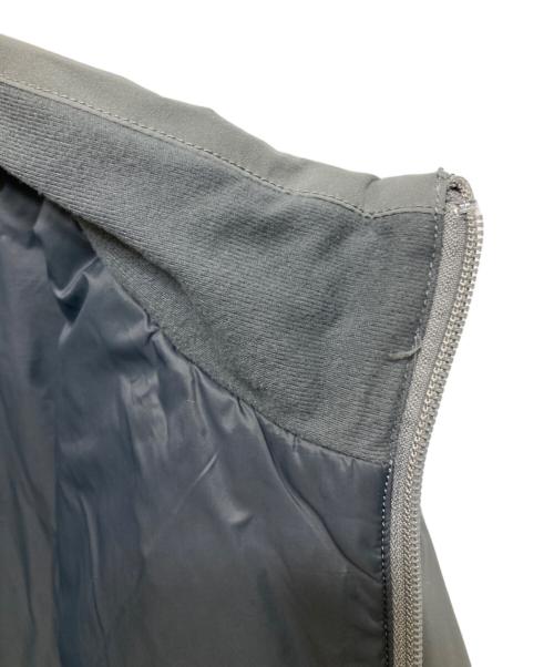 SEDAN ALL-PURPOSE（セダンオールパーパス）SEDAN ALL-PURPOSE (セダンオールパーパス) PRIMALOFT INSULATION JACKET グレー サイズ:XLの古着・服飾アイテム