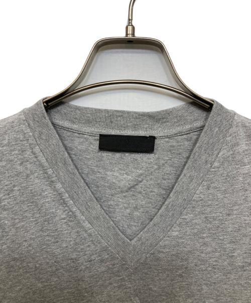 PRADA（プラダ）PRADA (プラダ) V Neck Cotton Tee ACU1 UJM493 グレー サイズ:Mの古着・服飾アイテム