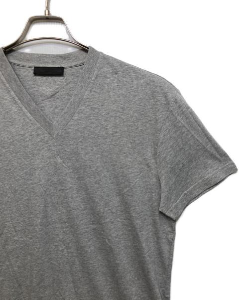 PRADA（プラダ）PRADA (プラダ) V Neck Cotton Tee ACU1 UJM493 グレー サイズ:Mの古着・服飾アイテム