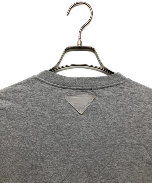 PRADA（プラダ）PRADA (プラダ) V Neck Cotton Tee ACU1 UJM493 グレー サイズ:Mの古着・服飾アイテム