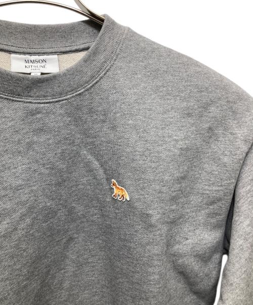maison kitsune（メゾンキツネ）MAISON KITSUNE (メゾンキツネ) Baby Fox Comfort Sweatshirts グレー サイズ:SIZE XSの古着・服飾アイテム