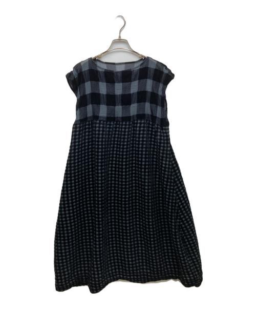 me ISSEY MIYAKE（ミーイッセイ ミヤケ）me ISSEY MIYAKE (ミーイッセイ ミヤケ) フロッキープリント ノースリーブワンピース ブラック×グリーン サイズ:FREEの古着・服飾アイテム