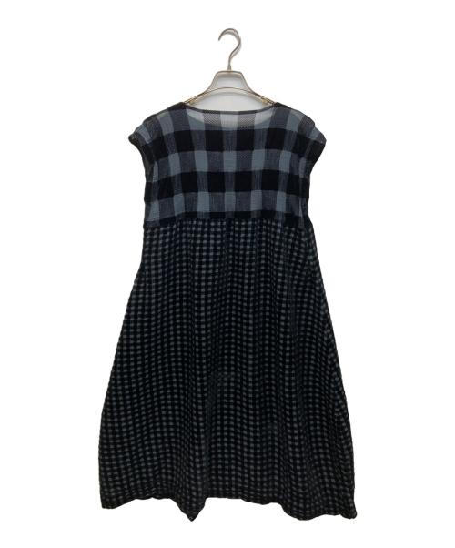 me ISSEY MIYAKE（ミーイッセイ ミヤケ）me ISSEY MIYAKE (ミーイッセイ ミヤケ) フロッキープリント ノースリーブワンピース ブラック×グリーン サイズ:FREEの古着・服飾アイテム