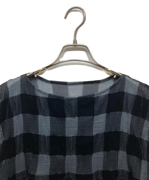 me ISSEY MIYAKE（ミーイッセイ ミヤケ）me ISSEY MIYAKE (ミーイッセイ ミヤケ) フロッキープリント ノースリーブワンピース ブラック×グリーン サイズ:FREEの古着・服飾アイテム