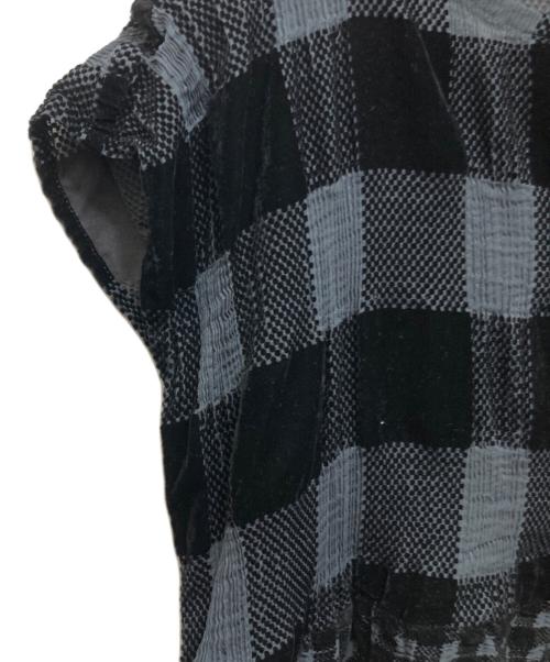 me ISSEY MIYAKE（ミーイッセイ ミヤケ）me ISSEY MIYAKE (ミーイッセイ ミヤケ) フロッキープリント ノースリーブワンピース ブラック×グリーン サイズ:FREEの古着・服飾アイテム