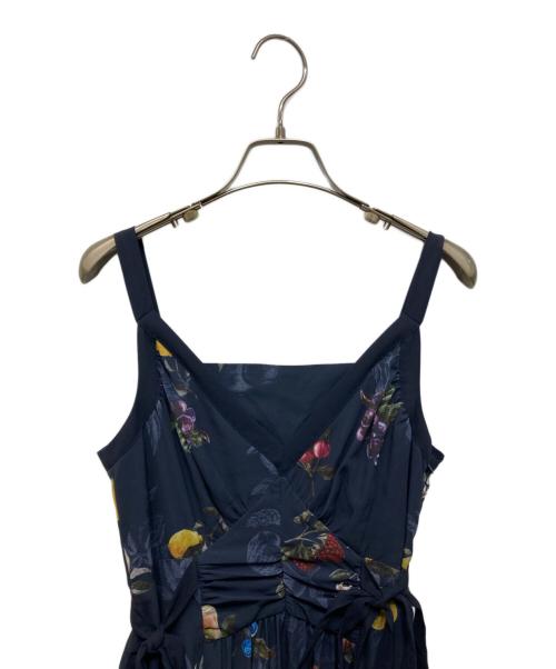 FRAY ID（フレイ アイディー）FRAY ID (フレイ アイディー) フルーツプリントサイドリボンキャミワンピース ネイビー サイズ:1の古着・服飾アイテム