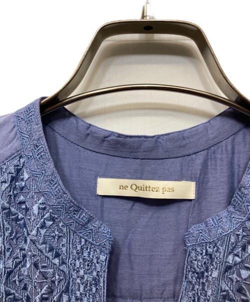 ne quittez pas（ヌキテパ）ne quittez pas (ヌキテパ) コットンボイル ヘムラ 刺しゅう ノースリーブワンピース ブルー サイズ:Mの古着・服飾アイテム