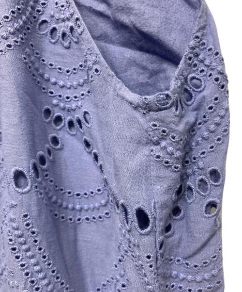 ne quittez pas（ヌキテパ）ne quittez pas (ヌキテパ) コットンボイル ヘムラ 刺しゅう ノースリーブワンピース ブルー サイズ:Mの古着・服飾アイテム