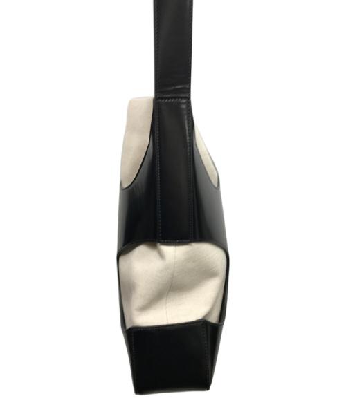 Ferragamo（フェラガモ）Ferragamo (フェラガモ) カットアウトショルダーバッグ ホワイト×ブラックの古着・服飾アイテム