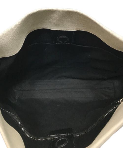 Ferragamo（フェラガモ）Ferragamo (フェラガモ) カットアウトショルダーバッグ ホワイト×ブラックの古着・服飾アイテム