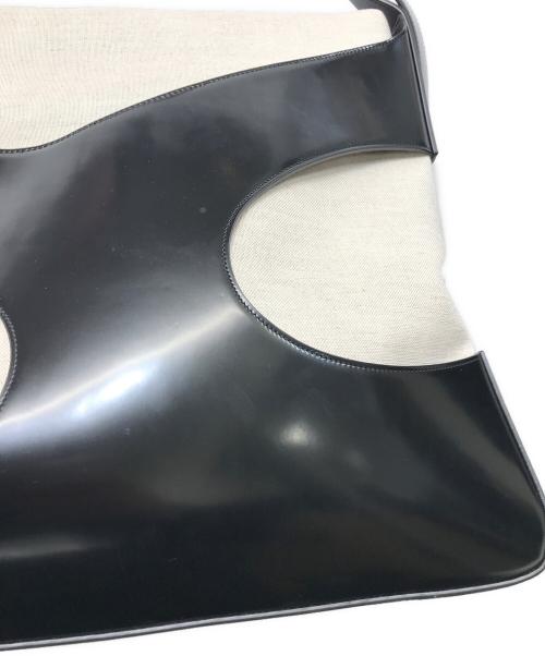 Ferragamo（フェラガモ）Ferragamo (フェラガモ) カットアウトショルダーバッグ ホワイト×ブラックの古着・服飾アイテム