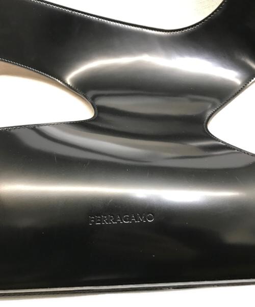 Ferragamo（フェラガモ）Ferragamo (フェラガモ) カットアウトショルダーバッグ ホワイト×ブラックの古着・服飾アイテム