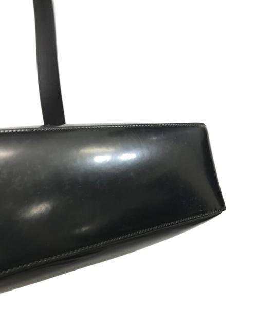 Ferragamo（フェラガモ）Ferragamo (フェラガモ) カットアウトショルダーバッグ ホワイト×ブラックの古着・服飾アイテム