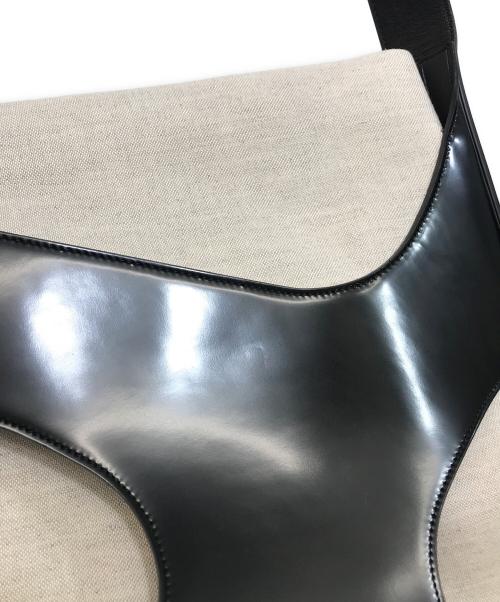 Ferragamo（フェラガモ）Ferragamo (フェラガモ) カットアウトショルダーバッグ ホワイト×ブラックの古着・服飾アイテム